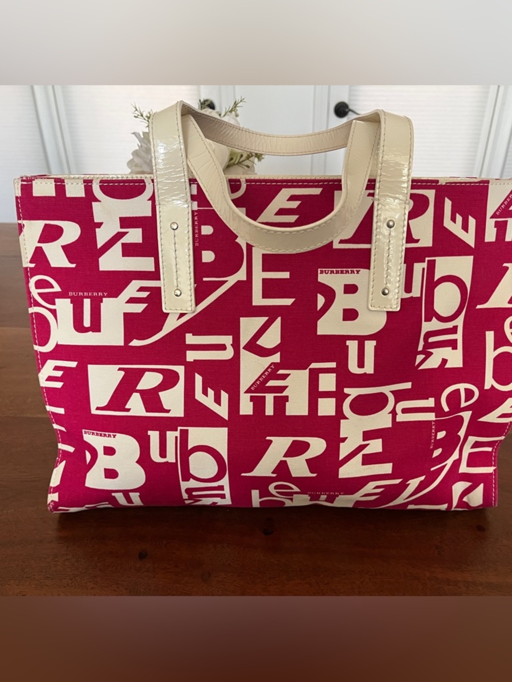 Burberry Pink Graphic Canvas Tote with Patent Leather Handles T-04-01 Italy